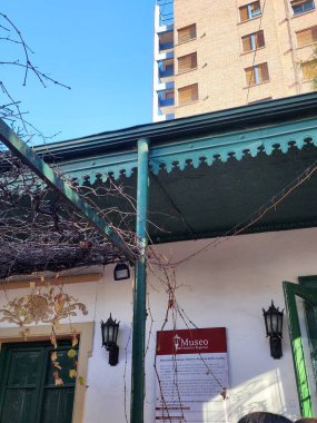 Arjantin tarihinin özünü nesneleri, mekanları ve gelenekleriyle yakalıyor. Büyük salonlardan ve ara sokaklardan tutun da bölgelerinin ve ülkelerinin kimliklerini ve tarihsel kültürlerini oluşturan günlük hayatın küçük detaylarına kadar.