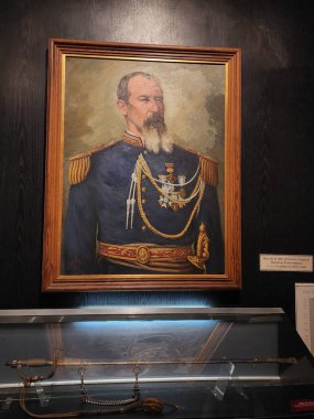 Arjantin tarihinin özünü nesneleri, mekanları ve gelenekleriyle yakalıyor. Büyük salonlardan ve ara sokaklardan tutun da bölgelerinin ve ülkelerinin kimliklerini ve tarihsel kültürlerini oluşturan günlük hayatın küçük detaylarına kadar.