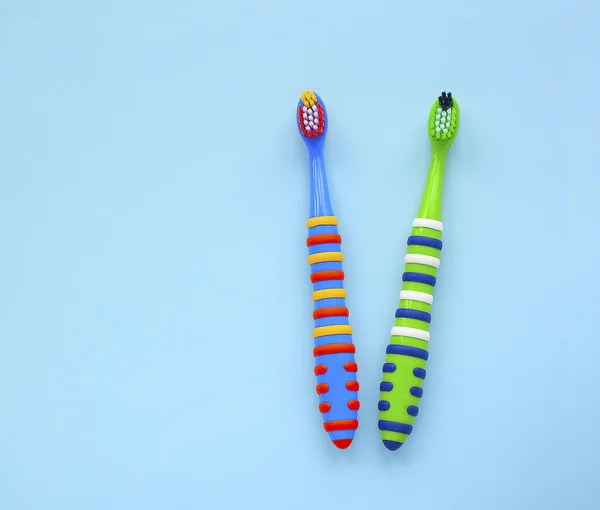 Dos Cepillos Dientes Bebé Sobre Fondo Azul — Foto de Stock