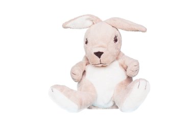 Oyuncak tavşan beyaz arka planda oturur. İzole et.