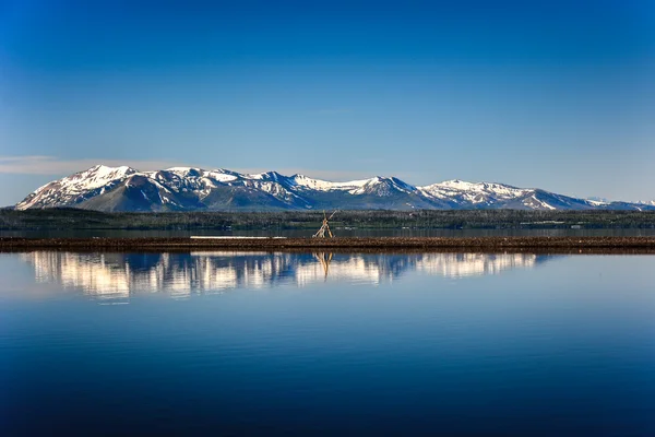 Grandes montañas de Teton reflejadas en el Gran Lago de Yellowstone —  Fotos de Stock