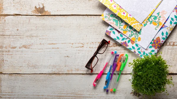 Libros para colorear para adultos, tendencia para aliviar el estrés, concepto de atención plena — Foto de Stock