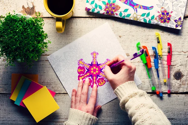 Boyama bir yetişkin renklendirme kitap, yeni stres giderici eğilim, mindfulness kavramı, el ayrıntı kadın