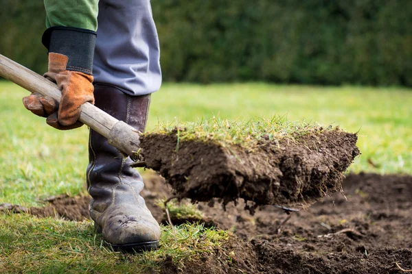 Man använder spade för gammal gräsmatta gräva — Stockfoto