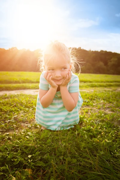 Gadis kecil pirang manis dengan senyum kurang ajar, waktu bermain di luar ruangan — Stok Foto
