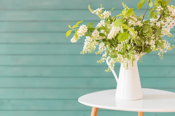 Hermosas flores blancas en un jarrón, sobre fondo azul de madera —  Fotos de Stock