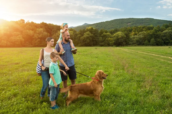 Güzel genç ailesi ile onların evde beslenen hayvan köpek, golden retriever — Stok fotoğraf