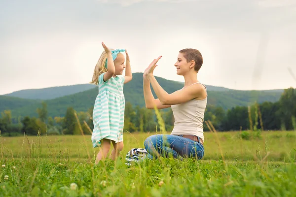 Mère et fille temps, famille jouer à l'extérieur — Photo