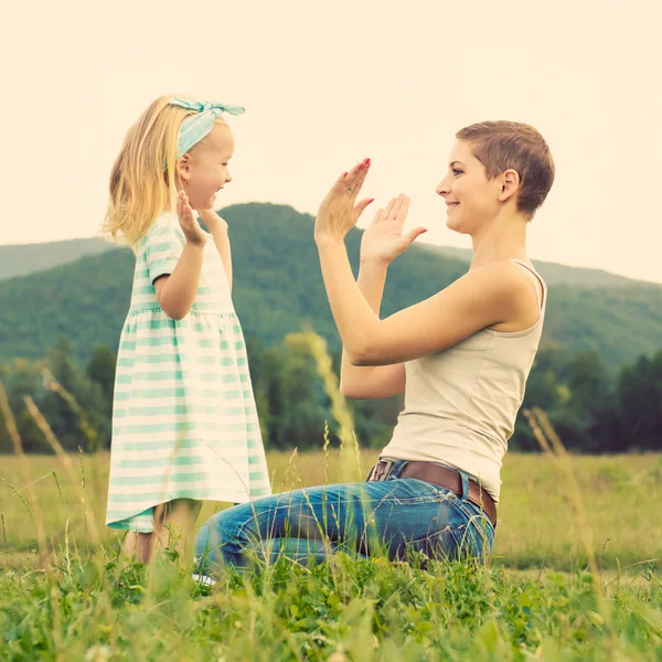 Hora de madre e hija, familia jugando al aire libre —  Fotos de Stock