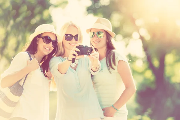 Selfie. Tři atraktivní dívky vyfotit na letní prázdniny, dívky s kamerou s autoportrét na jejich dovolenou cestovní — Stock fotografie