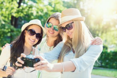 Selfie. Resme alarak üç çekici kız yaz tatillerini, kızlar ile kendi portresi onların seyahat etmek tatil alarak fotoğraf makinesi