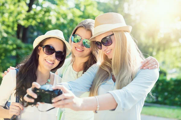 Selfie. Tři atraktivní dívky vyfotit na letní prázdniny, dívky s kamerou s autoportrét na jejich dovolenou cestovní — Stock fotografie