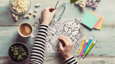 Düz lay, kadın boyama yetişkin renklendirme kitapları, yeni stres giderici eğilim