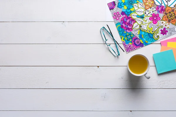 Livros para colorir adultos, nova tendência de alívio do estresse — Fotografia de Stock