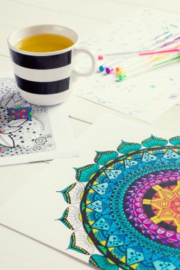 Yetişkin renklendirme kitaplar, yeni stres giderici eğilim