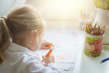 Yaratıcılık kavramı. Küçük kız çizim