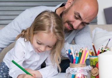 Baba ve kızı çizim birlikte, yaratıcılık ve kavram öğrenme