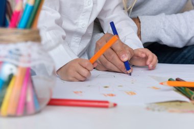 Baba ve kızı çizim birlikte, yaratıcılık ve kavram öğrenme