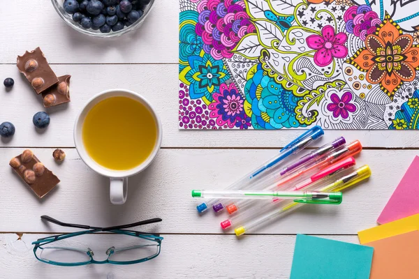 Livros para colorir adultos, nova tendência de alívio do estresse — Fotografia de Stock