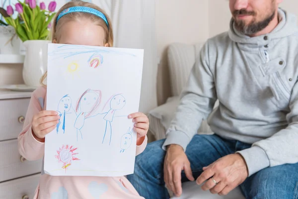 Söt blond tjej ger hennes far en ritning med fäder dag koncept — Stockfoto