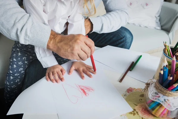 Père et fille réunis, concept de créativité et d'apprentissage — Photo