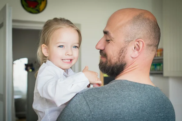 Padre e hija en la cocina, concepto del día del padre, familia real — Foto de Stock