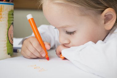 Yaratıcılık kavramı. Küçük kız çizim