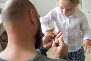 Baba küçük kızı parmak tırnak boyama