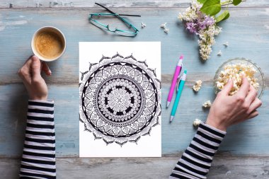 Düz lay, kadın boyama yetişkin renklendirme kitapları, yeni stres giderici eğilim