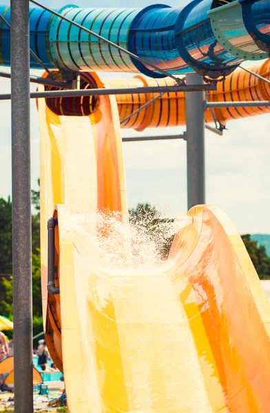 Tobogan, waterglijbaan, zomervakantie leuke activiteiten — Stockfoto