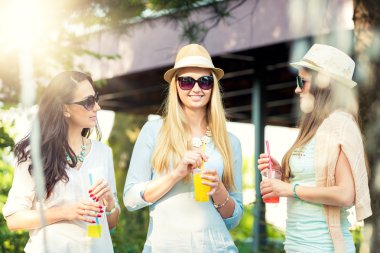 Çeşmeden su dostluk kavramı tarafından kokteyller tatmak kız