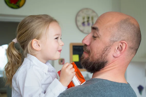 Baba ve kızı mutfak, babalar günü kavramı, gerçek aile — Stok fotoğraf