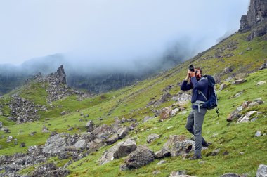 Adam güzel İskoç peyzaj fotoğraf çekmek