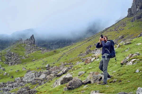 Man taking images of the beautiful scottish landscape — Stock Photo, Image