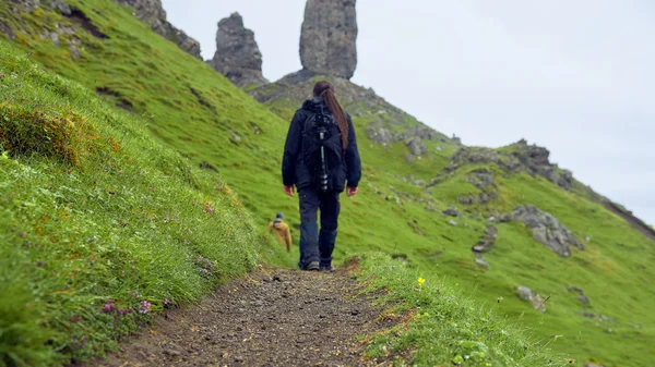 Man walking to the Old man of Storr, Scotland — Stock Photo, Image