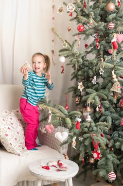 Xmas ağacı süslemek için yardım çocuk