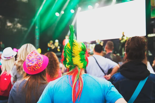 Menschen, die Musik, Kultur, Gemeinschaftsveranstaltungen, Festivals im Freien genießen — Stockfoto