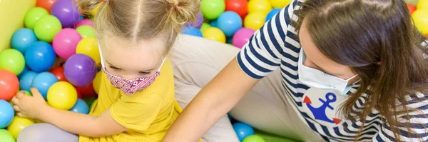 Βρεφονηπιοκόμος Στην Επαγγελματική Θεραπεία Παιδιών Που Κάνει Παιχνιδιάρικες Ασκήσεις Τον — Φωτογραφία Αρχείου