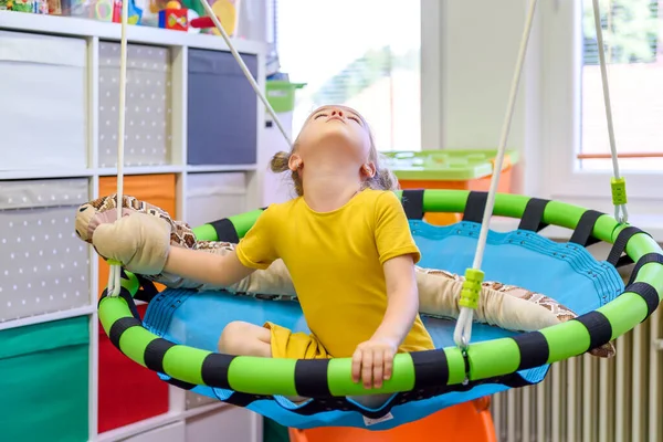 Menina Bonito Idade Pré Escolar Brincando Com Brinquedos Durante Terapia — Fotografia de Stock