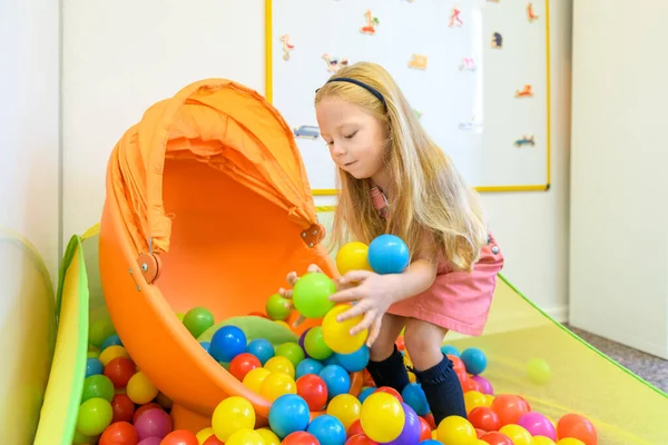 Menina Bonito Idade Pré Escolar Brincando Com Brinquedos Durante Terapia — Fotografia de Stock