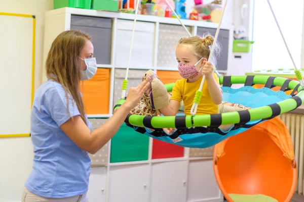 Peuter Meisje Kind Ergotherapie Sessie Doen Speelse Oefeningen Met Haar — Stockfoto