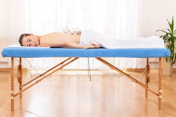 Frau Bekommt Schröpfungsbehandlung Einem Spa Schröpfungstherapie Behandlung Der Traditionellen Chinesischen — Stockfoto