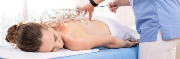 Cupping Therapy Banner Mladá Fyzioterapeutka Aplikující Skleněné Sací Banky Zadní — Stock fotografie