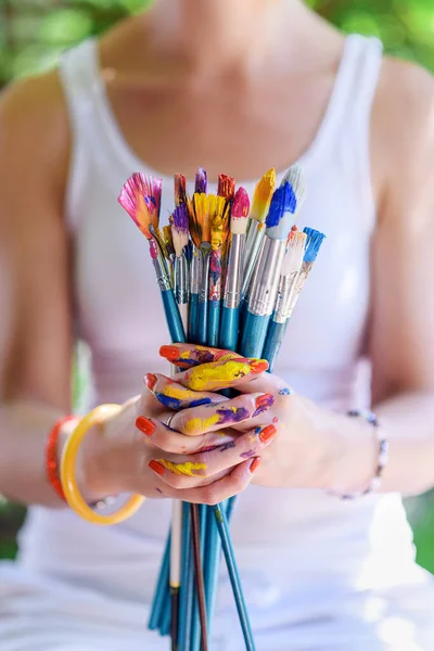 Young Female Painter Artist Holding Bunch Dirty Used Paintbrushes Funky — Stock Photo, Image
