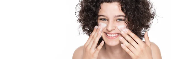 Teenager Skincare Beautiful Teenage Girl Gorgeous Curly Hair Using Foaming — Stock Photo, Image