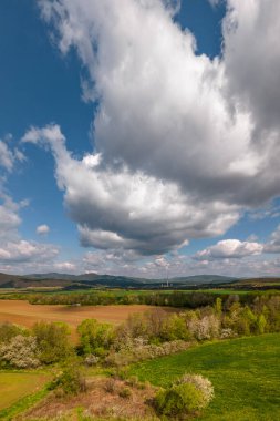 Arka planda Kömür Ateşli Enerji Santrali ile Slovakya 'daki manzara. Hava görüntüsü. Slovakya 'daki elektrik santrali doğayla ve küçük kasabalarla çevrili..
