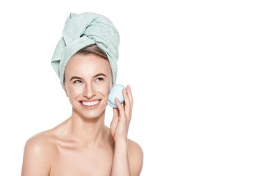 Silikon yüz temizleme fırçası kullanan genç bir kadın. Beyaz arka planda cilt ve güzellik konsepti portresi. Cilt bakımı, yüz masajı, makyaj çıkarma..