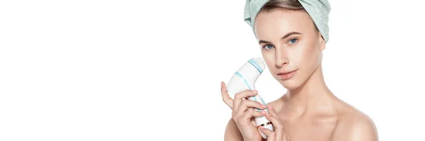 Young Woman Using Sonic Facial Cleansing Brush Skincare Beauty Concept — Stock Photo, Image