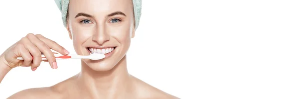 Mulher Bonita Com Sorriso Perfeito Escovar Dentes Sobre Fundo Branco — Fotografia de Stock