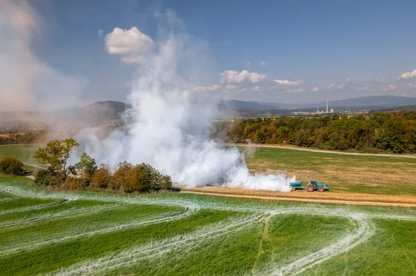 Luchtfoto Van Een Tractor Die Kalk Verspreidt Landbouwvelden Bodemkwaliteit Herfstoogst — Stockfoto